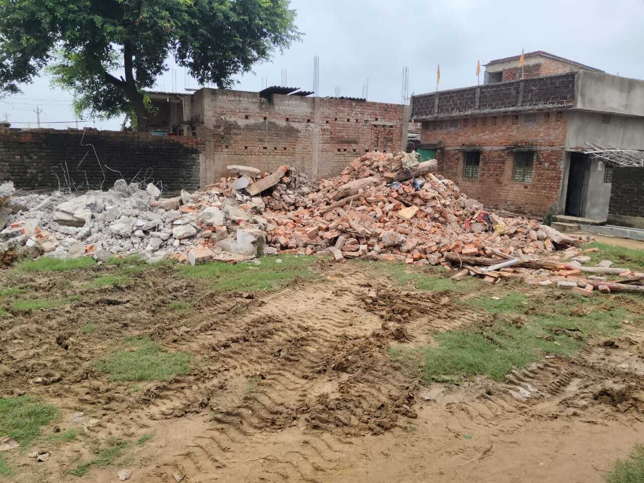 बिना सूचना सामुदायिक भवन ध्वस्त करने शो-कॉज