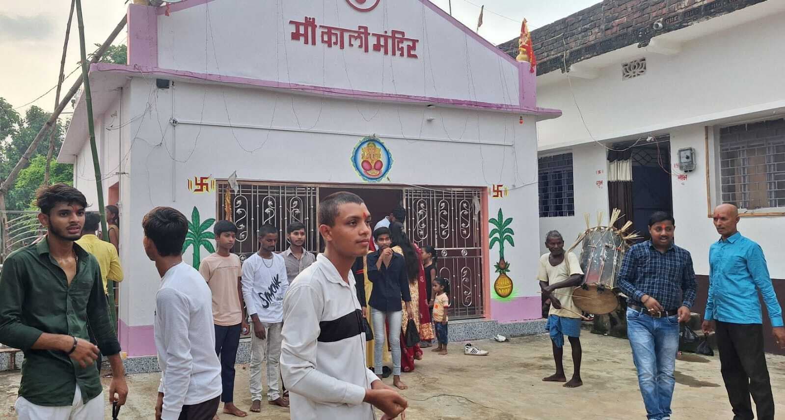 मां काली की सलौनी पूजा-अर्चना कर मांगीं मन्नतें