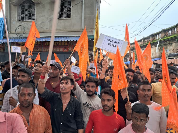 Bangladesh Hindu Atrocities Protest: बांग्लादेश में हिंदुओं पर अत्याचार के खिलाफ मुंगेर में बिना अनुमति आक्रोश मार्च, प्रशासन ने रोका, तीन घंटे तक चला विरोध