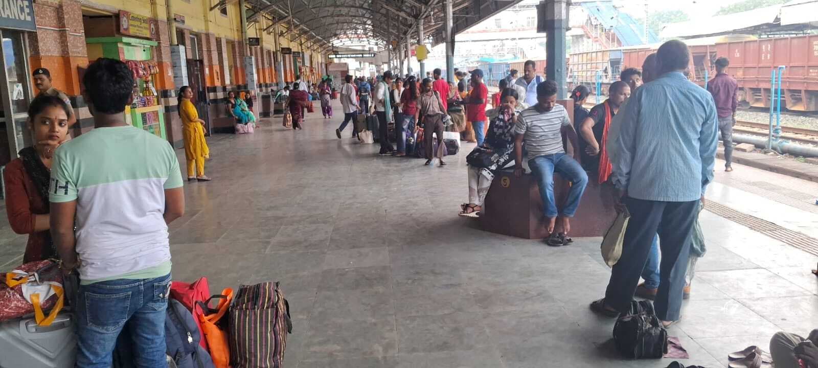 18 घंटे लेट जमालपुर पहुंची 03414 डाउन नई दिल्ली-मालदा टाउन स्पेशल