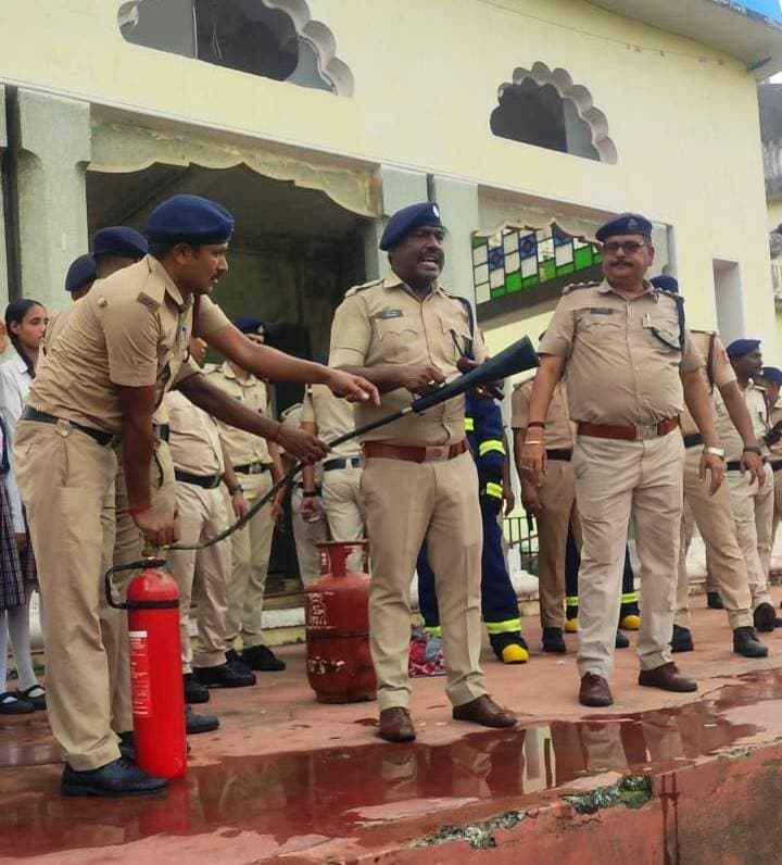 आग पर काबू पाने व उसमें फंसे लोगों को रेस्क्यू करने की दी गयी जानकारी