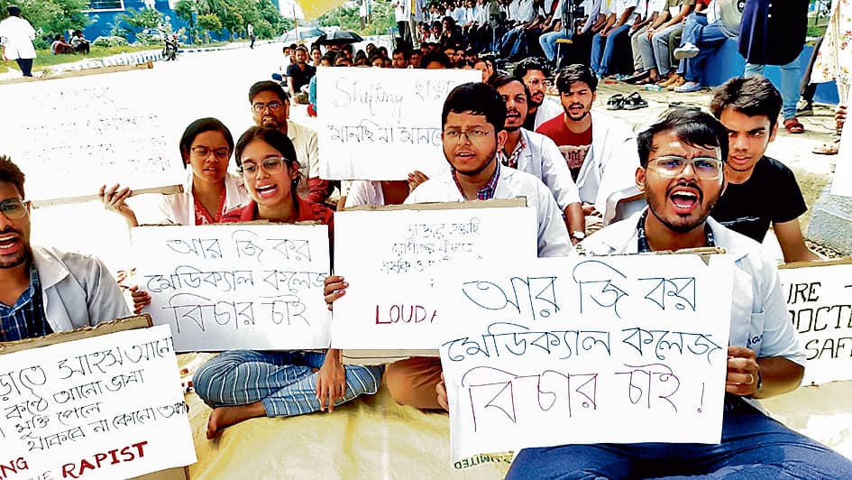 आरजी कर की घटना के खिलाफ पुरुलिया मेडिकल कॉलेज के विद्यार्थियों का प्रतिवाद