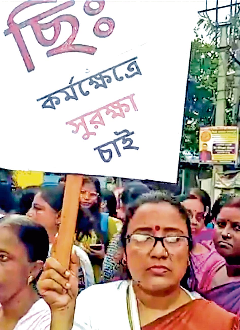 डीएम ऑफिस के पास महिला संगठनों ने किया प्रदर्शन