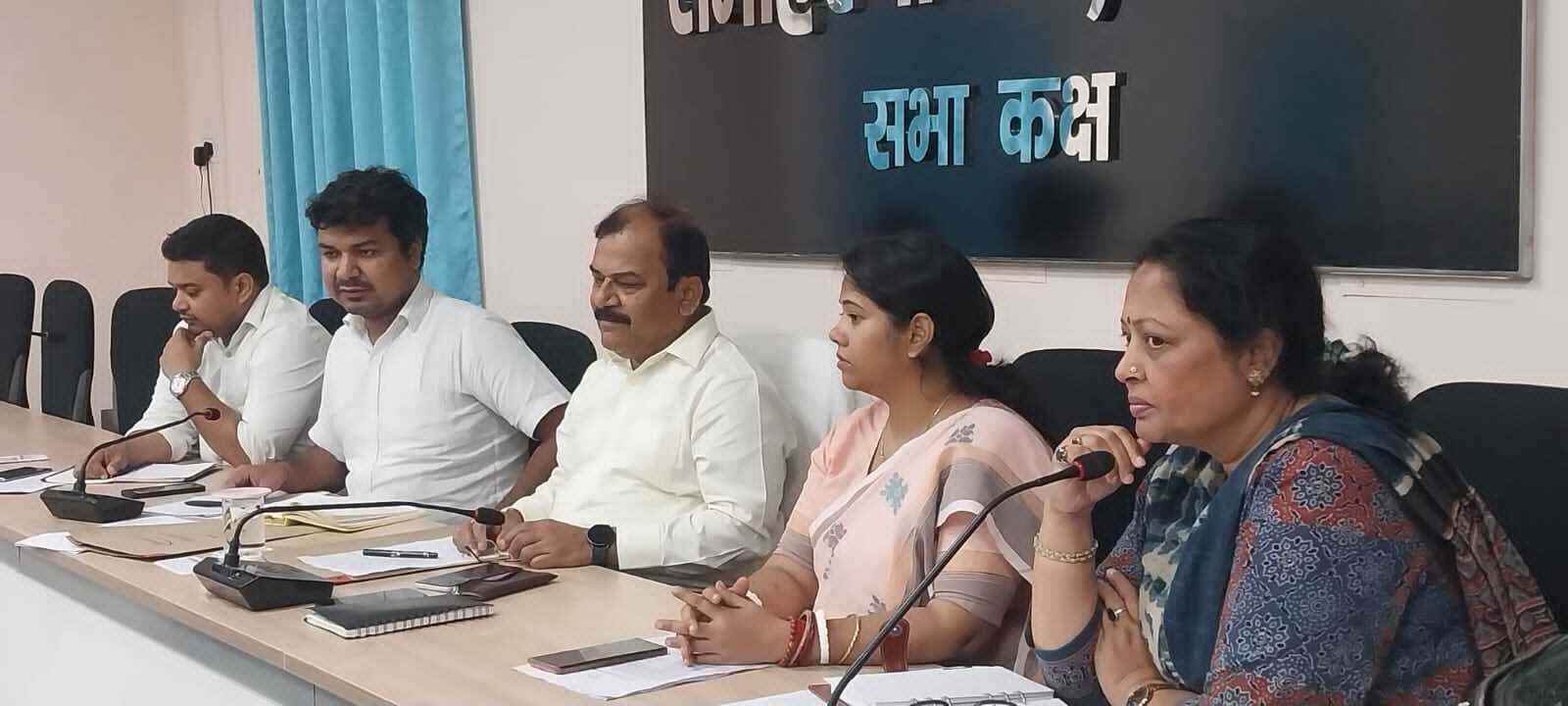 कार्याें में लापरवाही बरतने पर होगी कार्रवाई : डीएम