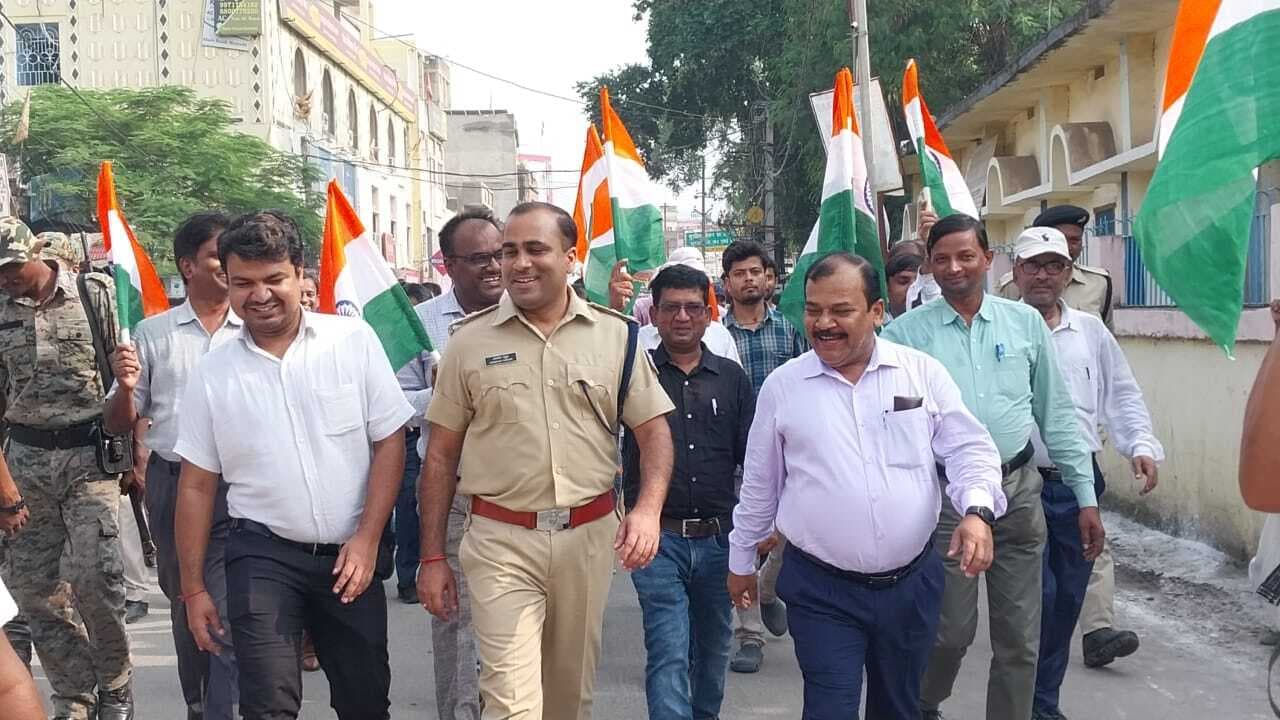 अपने-अपने घरों पर लगाएं तिरंगा झंडा : डीएम