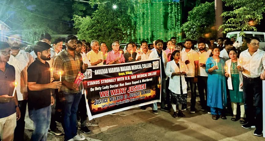 आइएमए व एएनएमएमसीएच के जूनियर डॉक्टरों व मेडिकल छात्रों ने निकाला कैंडल मार्च