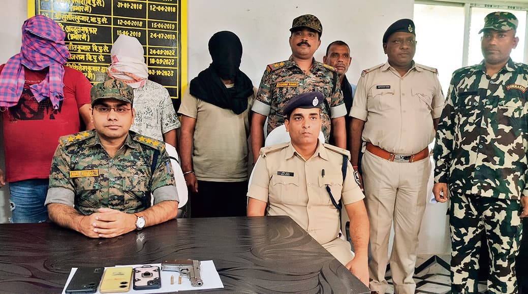 पुलिस ने वाहन चेकिंग के दौरान हथियार के साथ तीन बदमाशों को किया गिरफ्तार