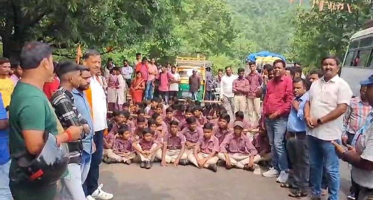 जर्जर स्कूल बस को बदलने की मांग को लेकर छात्र-छात्राओं ने किया रोड जाम