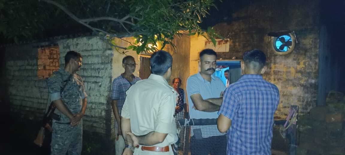 एसआइटी ने फरार कैदी शाहिद के घर में दी दबिश, नहीं मिला, तो मां से की पूछताछ