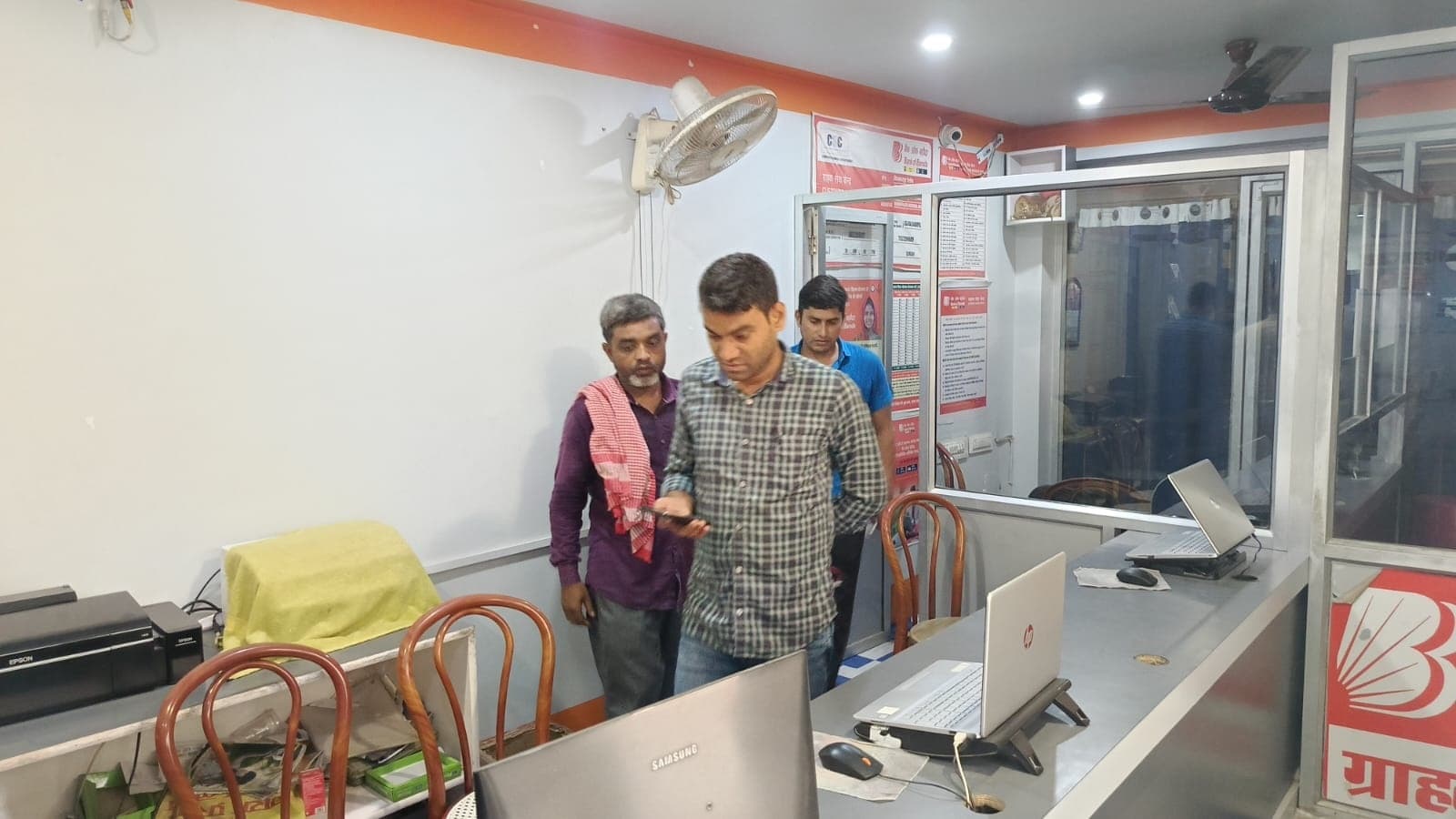 मुसरीघरारी में एक साथ दो सीएसपी व दो दुकान से लाखों की चोरी