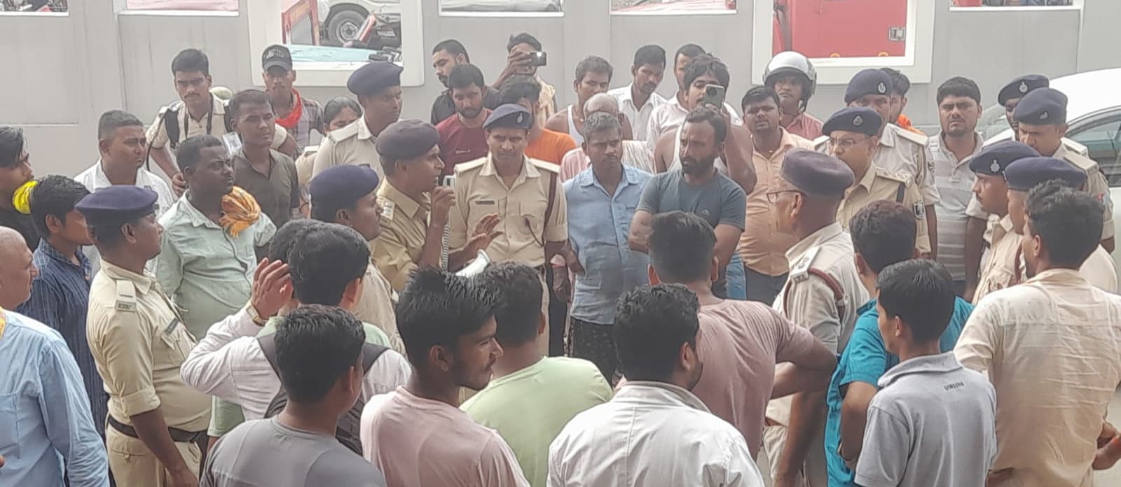 अग्निशमन दस्ता ने मॉक ड्रिल कर आग पर काबू पाने का तरीका बताया