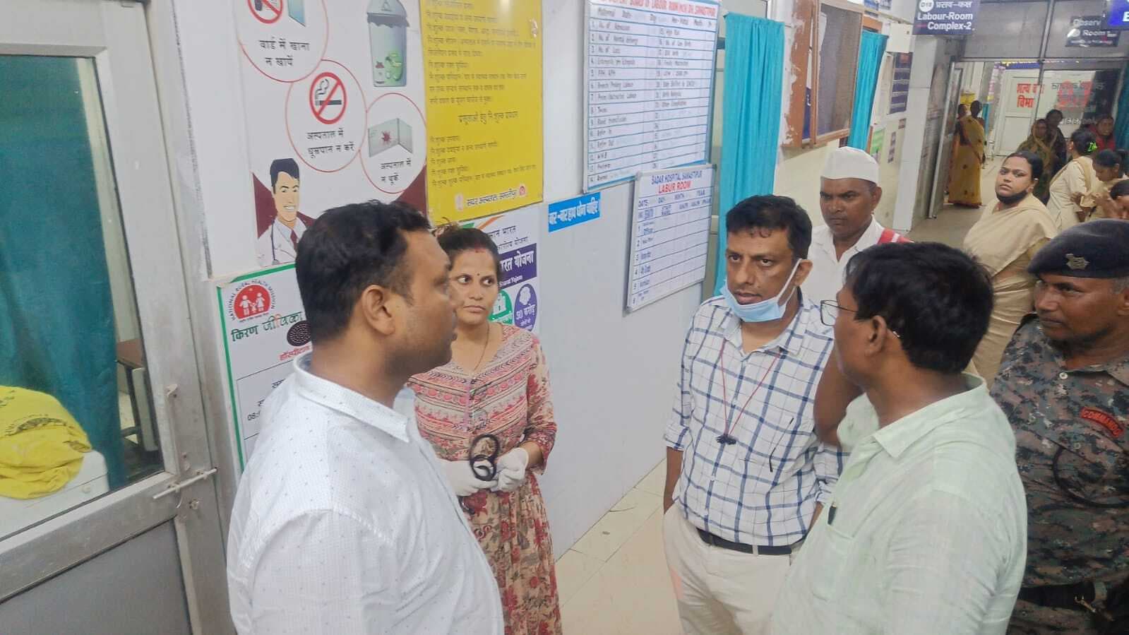 सदर अस्पताल के जल जमाव और साफ सफाई पर बिफरे एसडीओ