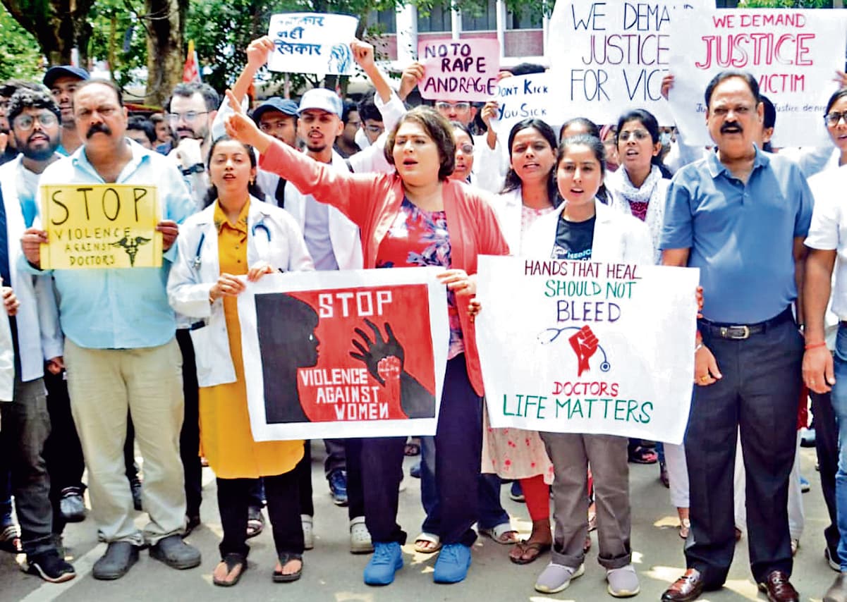 Ranchi news : कोलकाता की घटना के विरोध में रिम्स में प्रदर्शन, महिला डॉक्टरों ने कहा : अस्पतालों में सुरक्षा का हो पुख्ता इंतजाम