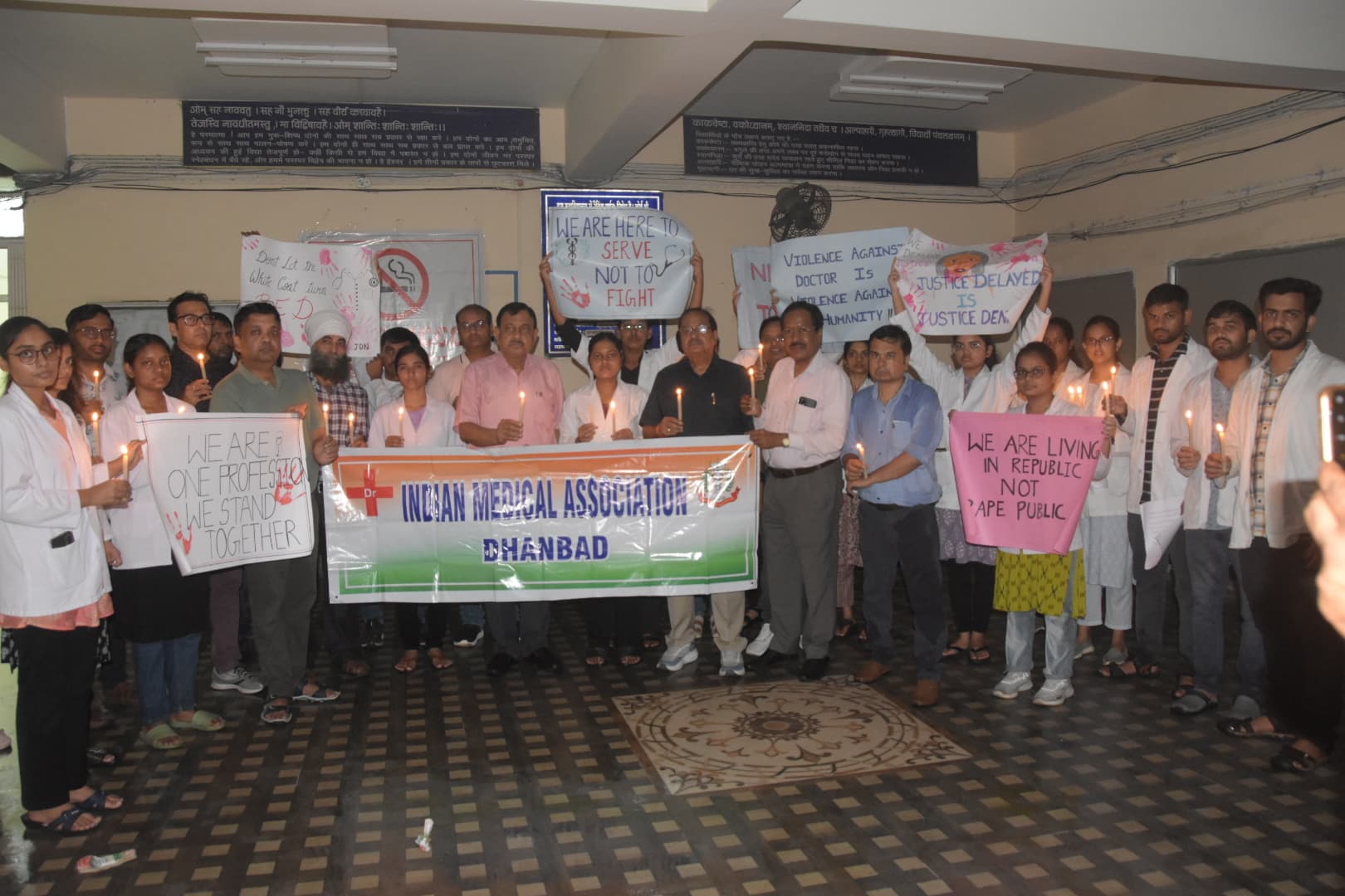 कोलकाता में डॉक्टर की हत्या के विरोध में निकाला कैंडल मार्च