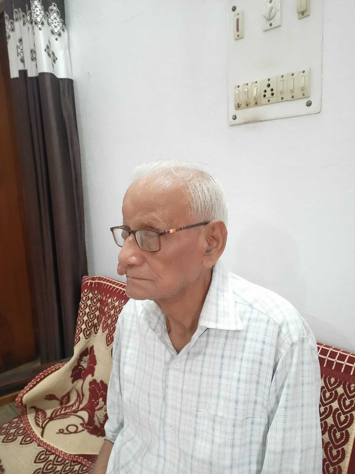 दुमका में जश्न का माहौल था, खूब मिठाइयां बांटी गयी