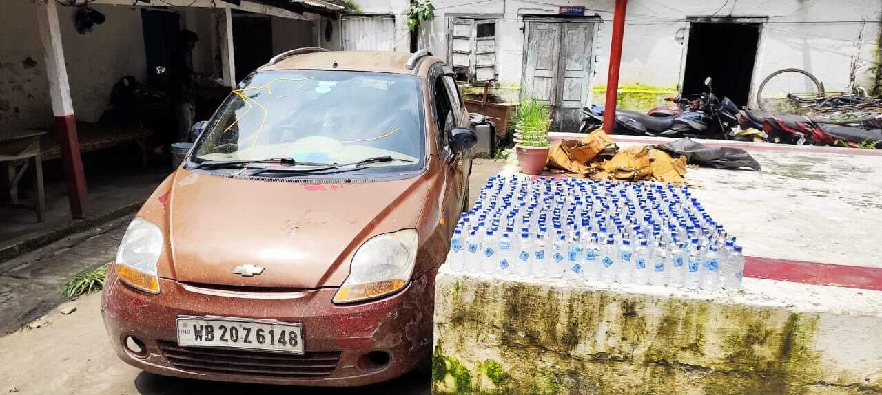 कार से 340 बोतल शराब बरामद, तस्कर फरार