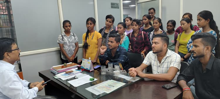 130 छात्राओं को प्रमोट करने पर जतायी आपत्ति