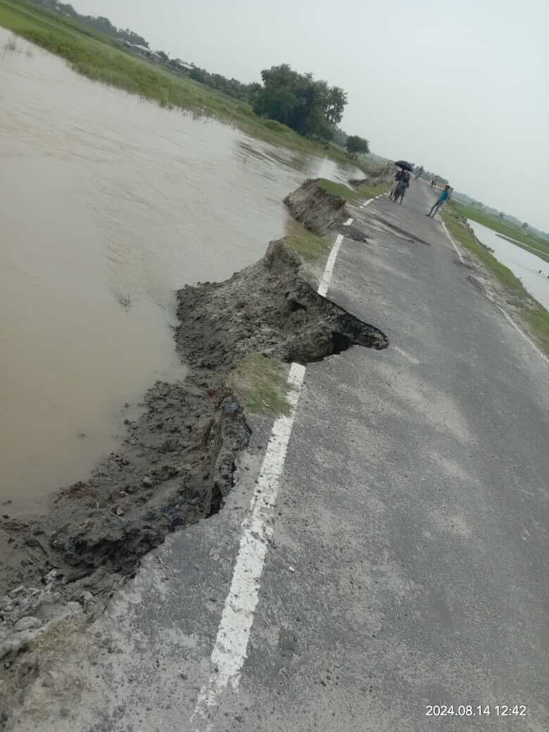 रसलपुर से महुआ चाही जाने वाली मुख्यमंत्री ग्राम सड़क के निकट पहुंचा कोसी का कटाव
