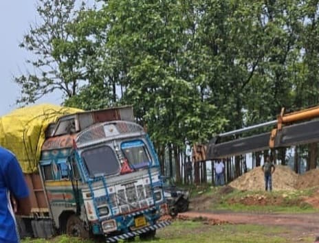 वन विभाग ने चनारो से अवैध कोयला लदा ट्रक पकड़ा