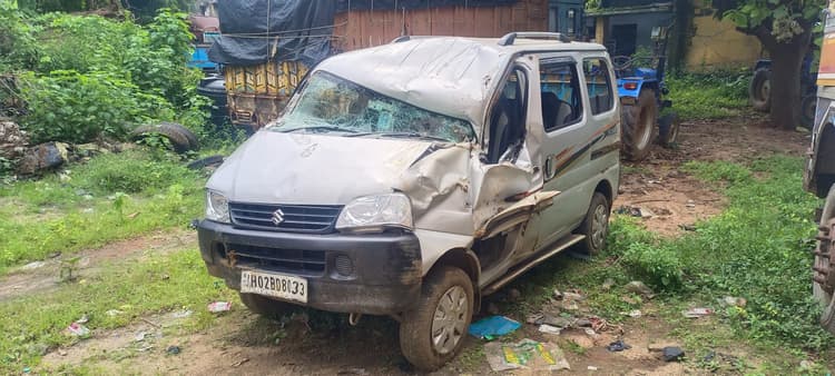 बाबा मंदिर से लौट रहा वाहन पलटा, पांच कांवरिया घायल