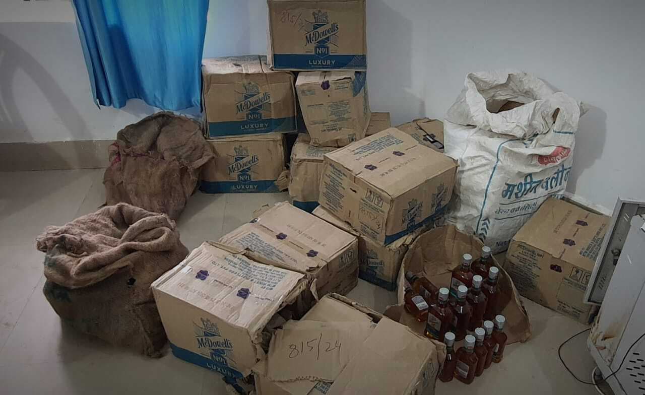 Illegal Liquor Recovered: 140 लीटर विदेशी शराब के साथ 10.5 लीटर कोडीन युक्त कफ सिरप बरामद