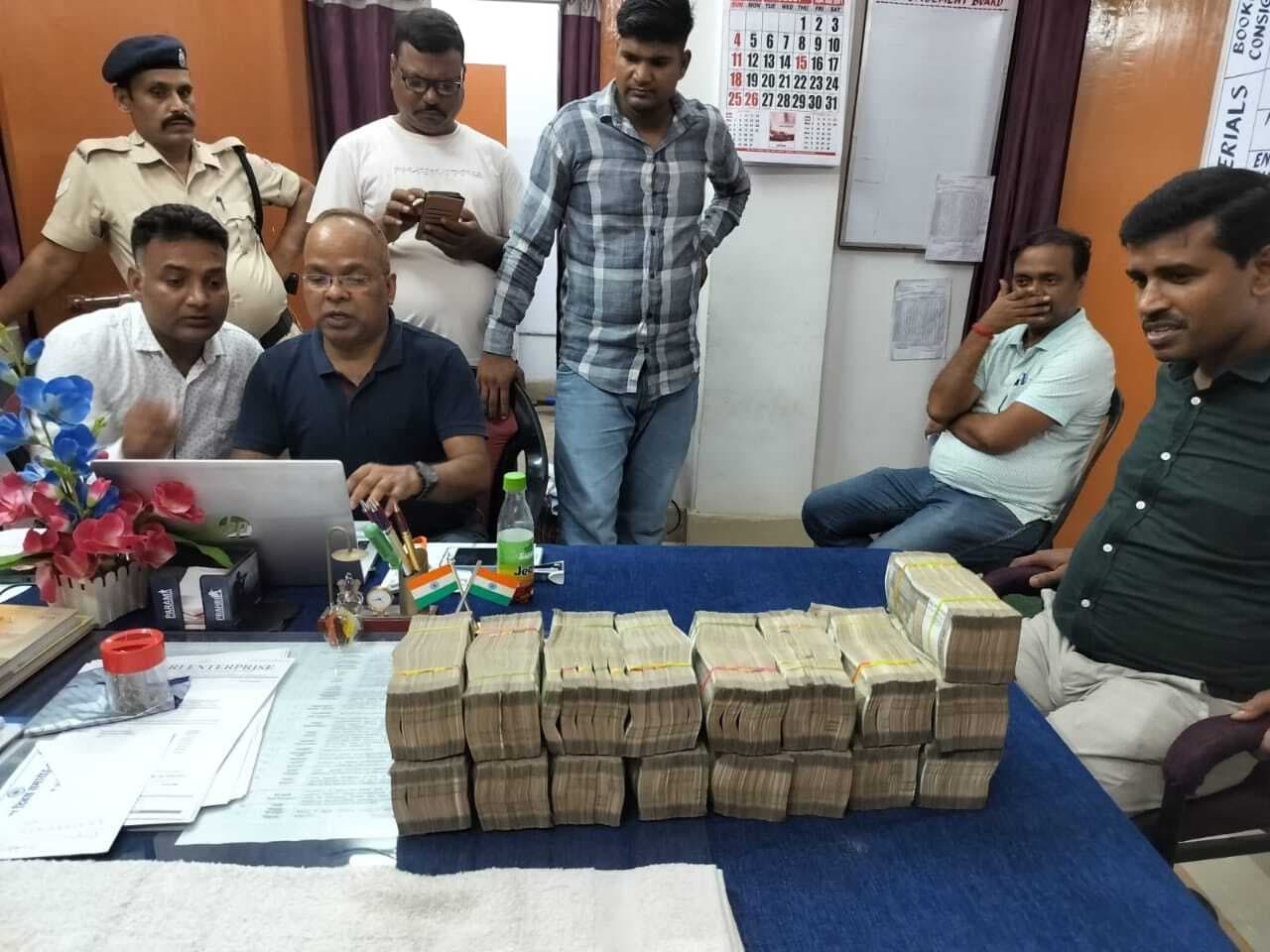 रेलवे सुरक्षा बल ने मधुपुर स्टेशन से 44.5 लाख नकदी किया बरामद, ओडिशा के एक व्यापारी को आयकर विभाग ने पूछताछ के लिए बुलाया