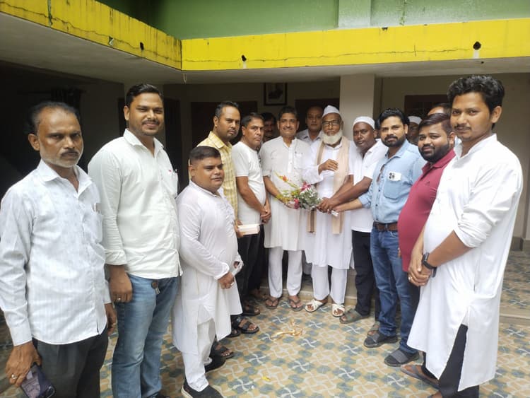 कांग्रेस का लोक सभा में व्हिप बनाये जाने पर कार्यकर्ताओं ने किया सांसद का स्वागत