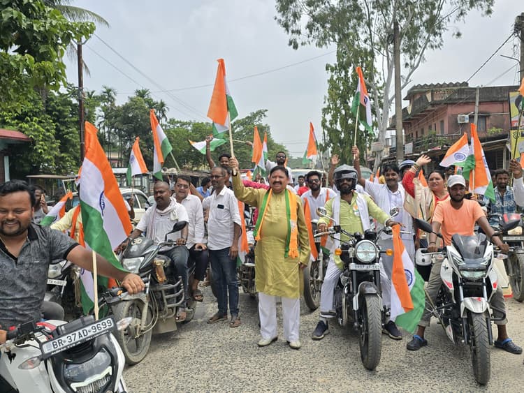 भाजपा कार्यकर्ताओं ने निकाली भव्य तिरंगा यात्रा