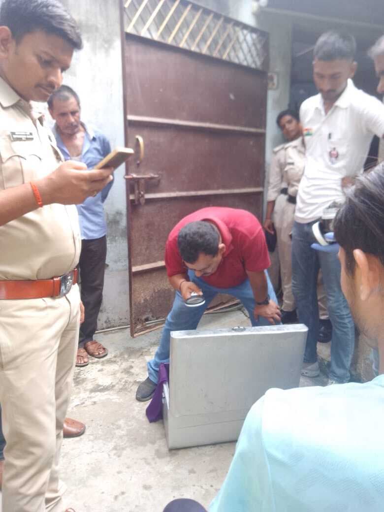 नकदी व लाखों रुपये के आभूषणों की चोरी