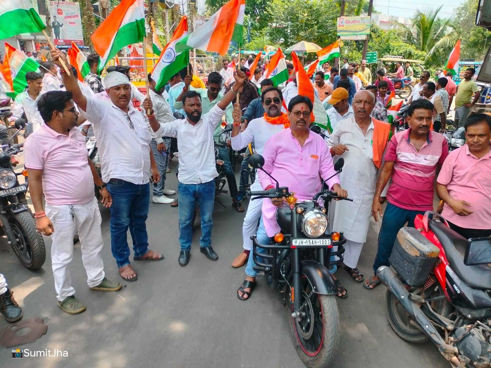 भाजपा कार्यकर्ताओं ने निकाली हर घर तिरंगा यात्रा, वंदे मातरम व भारत माता की जय के नारों से गूंजे चौक-चौराहे