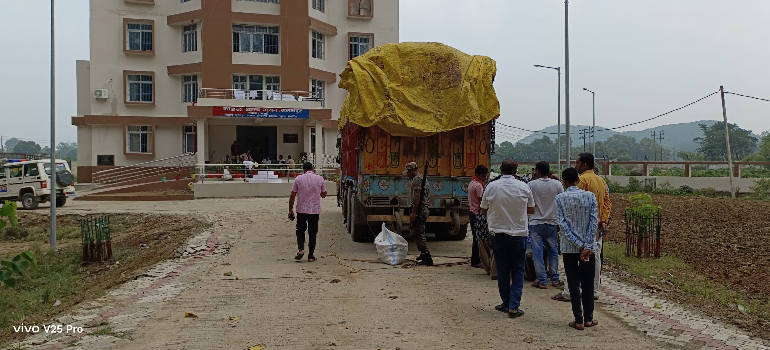 उसना चावल से लदा वाहन जब्त, छानबीन में जुटे पदाधिकारी