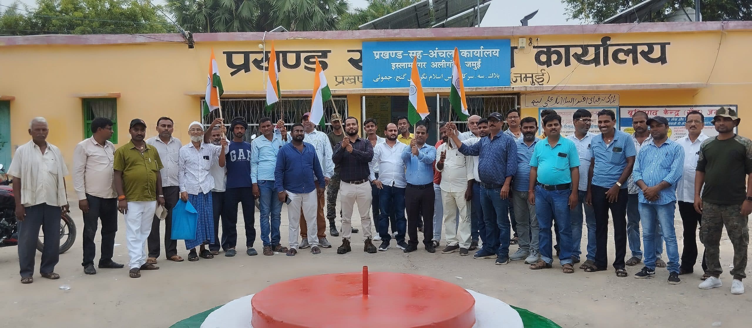 अपने घरों में अवश्य लगाएं तिरंगा: बीडीओ