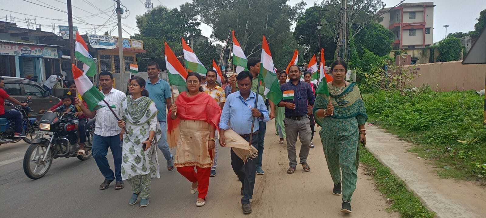 हर घर तिरंगा लगाने की अधिकारियों ने की लोगों से अपील