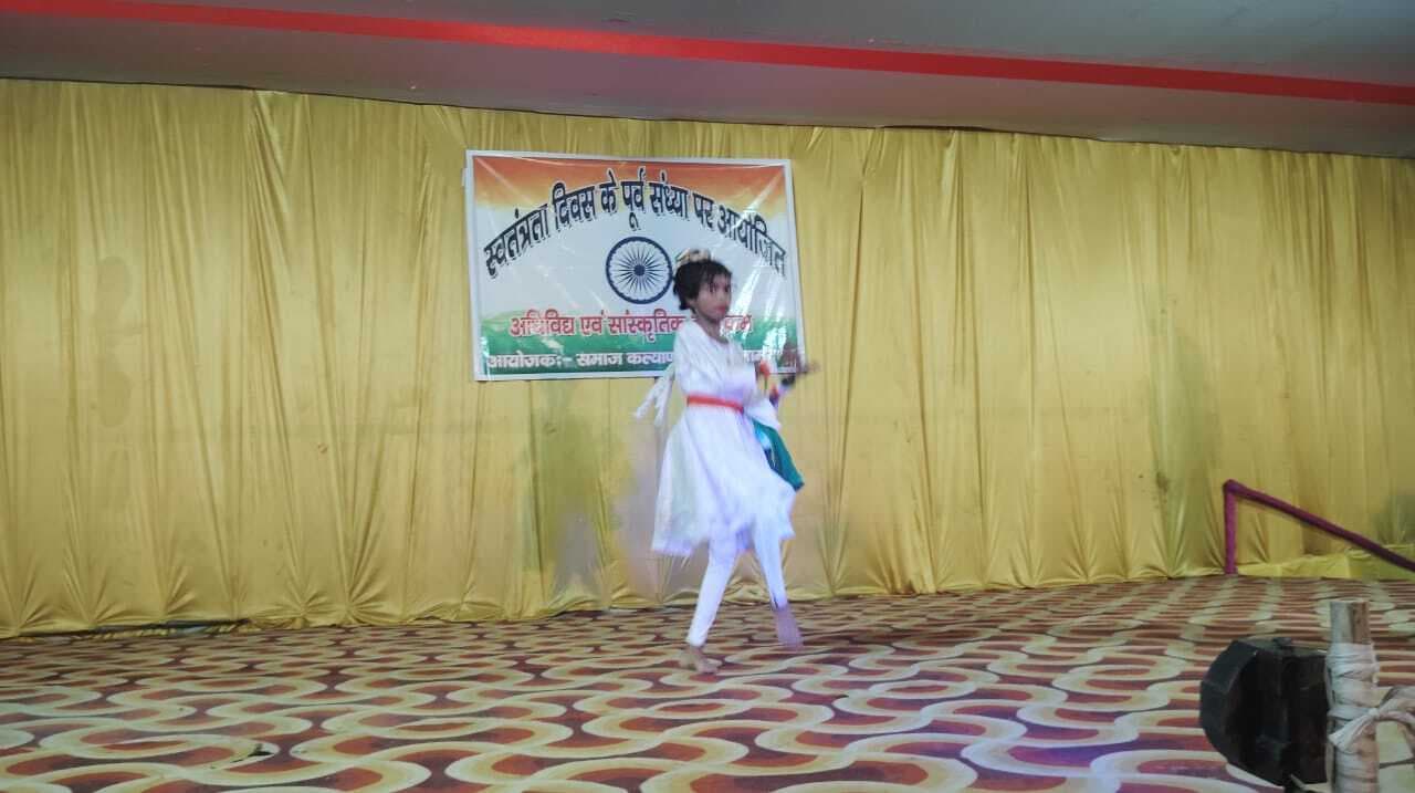 विद्यार्थियों ने देशभक्ति गीत, नृत्य प्रस्तुत कर लोगों का मोहा मन