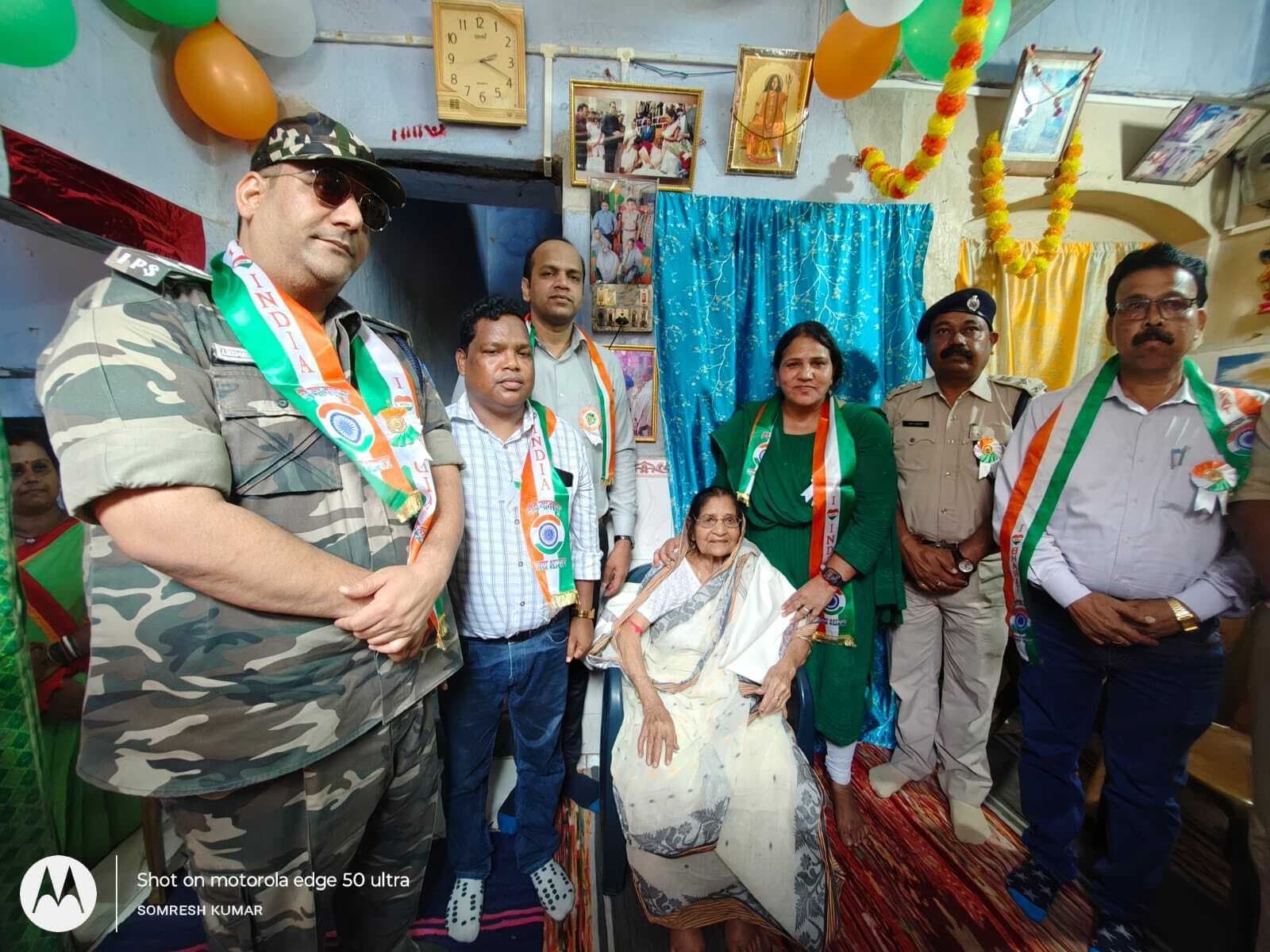 डीसी ने स्वतंत्रता सेनानी के आश्रितों को किया सम्मानित