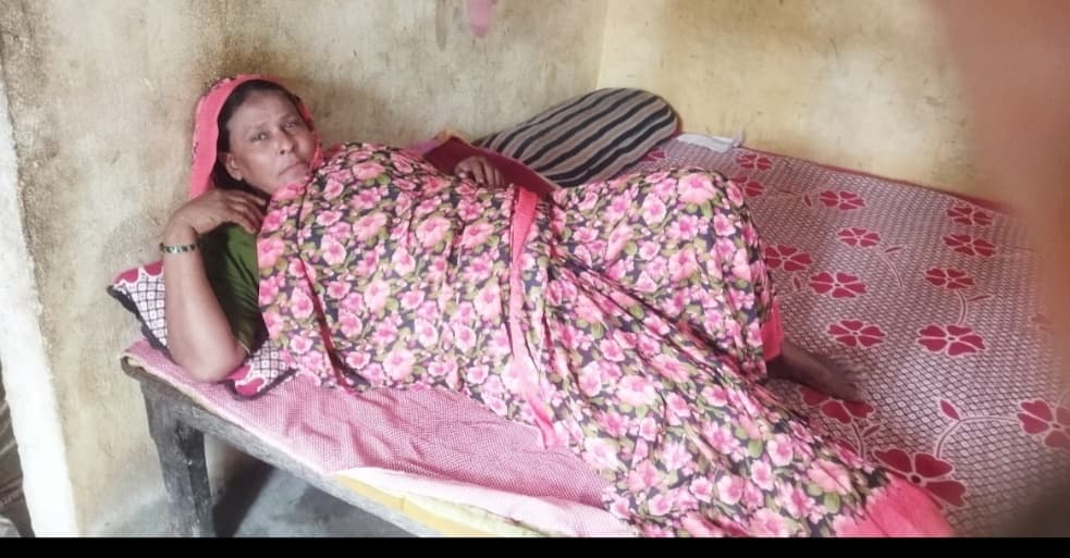 Samastipur News : बदमाशों ने पति को घर से बुलाकर चलायी गोलियां, वार्ड सदस्या पर फेंका तेजाब