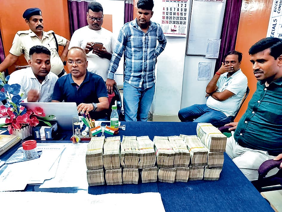 आरपीएफ ने मधुपुर स्टेशन से 44.5 लाख की नकदी बरामद की