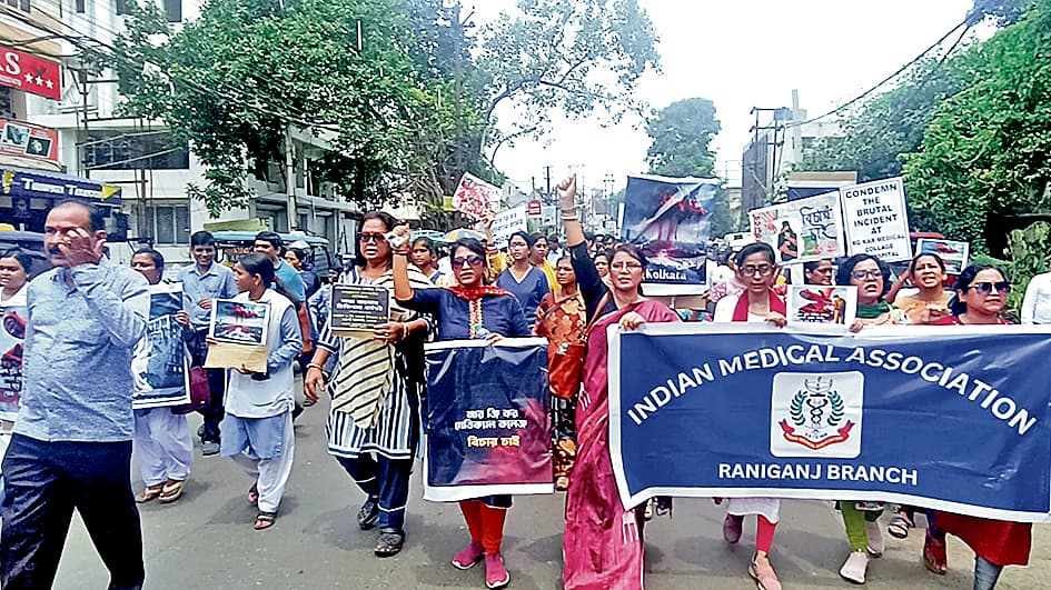 चिकित्सकों ने बंद रखे चेंबर, निकाली रैली