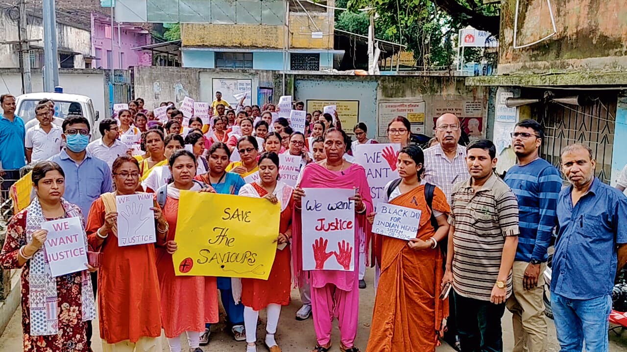 आरजी कर की घटना के खिलाफ चिकित्साकर्मियों ने निकाला शांति जुलूस