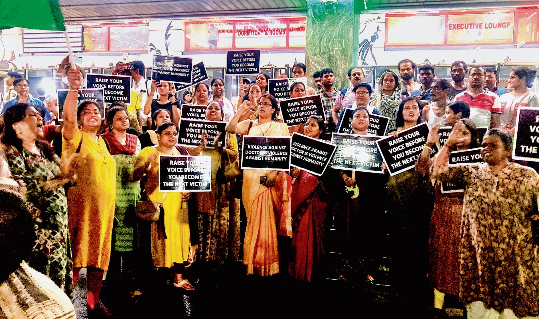 आधी रात को सड़कों पर उतर महिलाओं ने किया प्रदर्शन