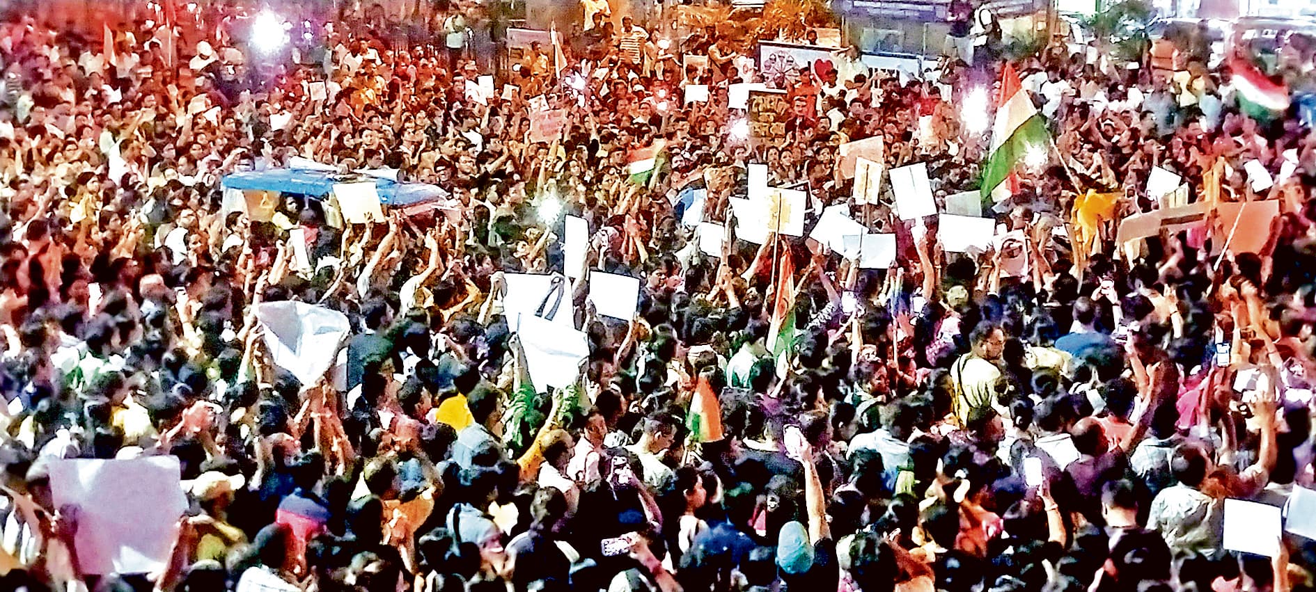 आरजी कर की घटना को लेकर गुस्से में महिलाएं, आधी रात को उतरीं सड़कों पर, राज्यभर में अभूतपूर्व प्रदर्शन