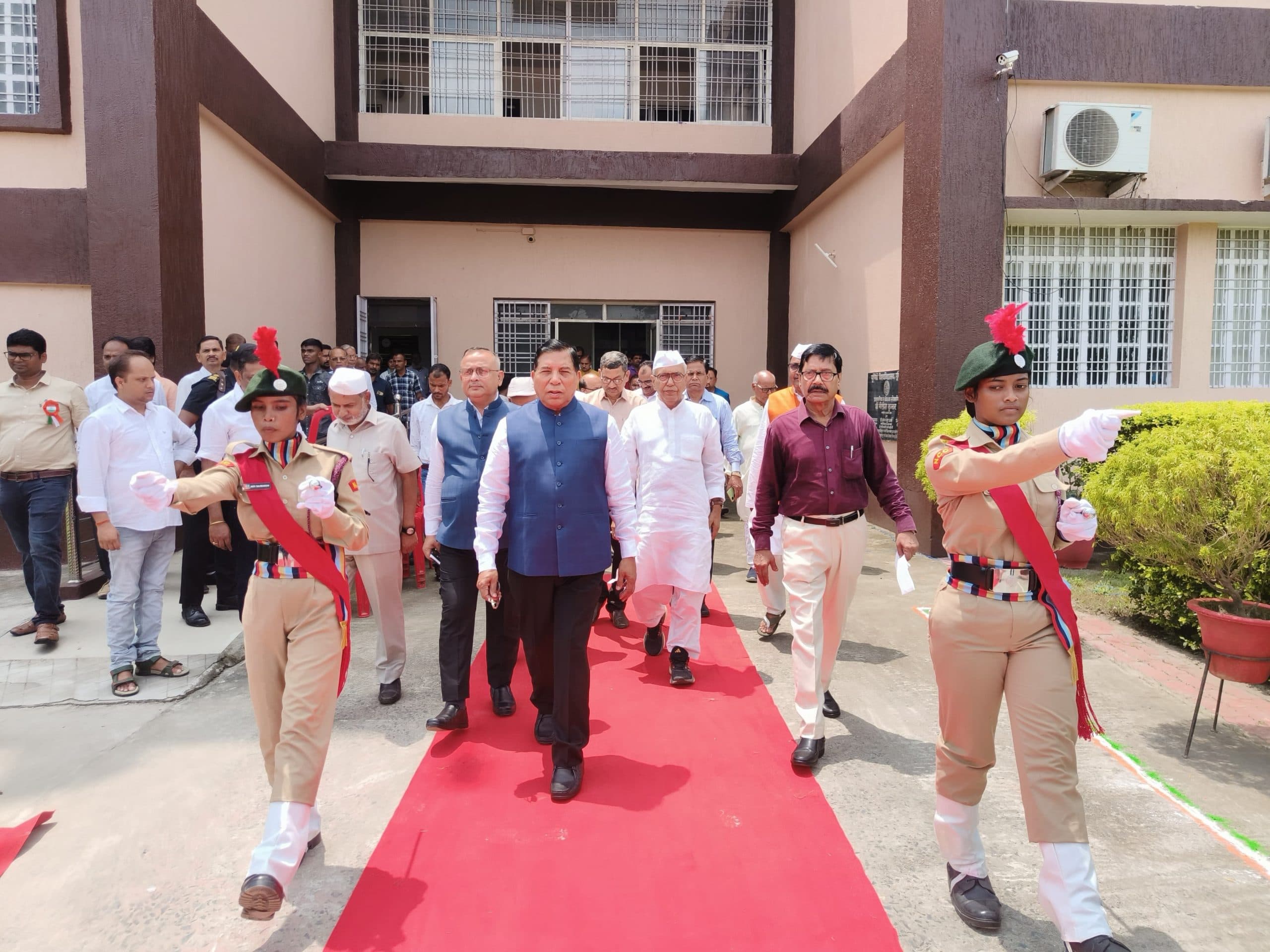 छात्रों को नियमित सत्र तो शिक्षकों-कर्मियों को वेतन-प्रोन्नति का दिलासा