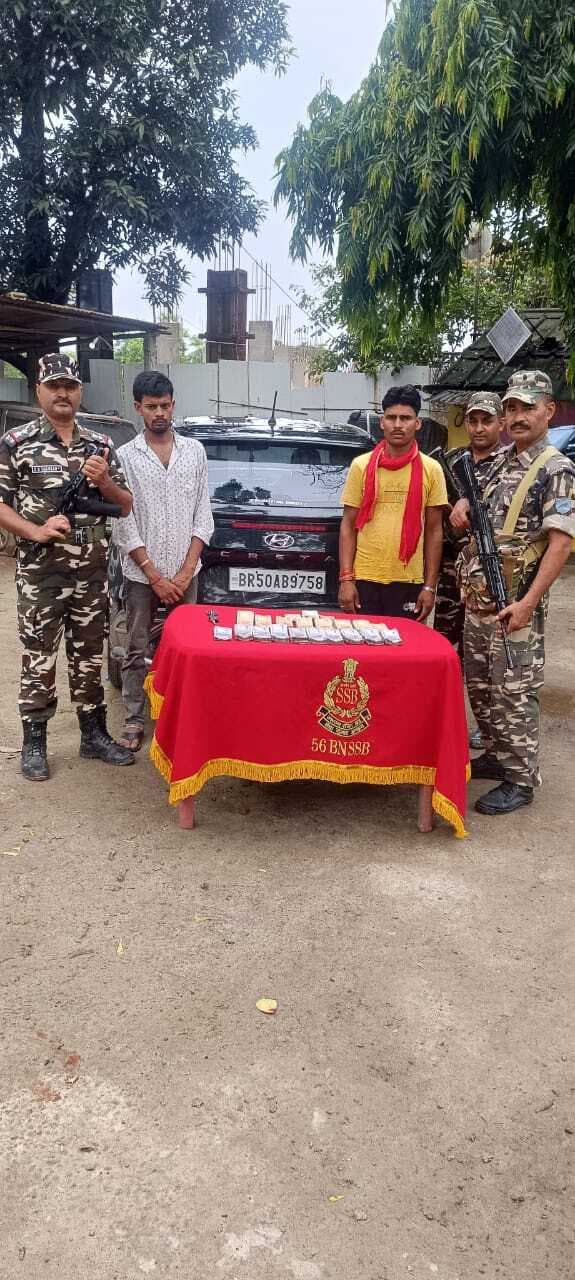 तीन लाख भारतीय करेंसी के साथ दो युवक गिरफ्तार