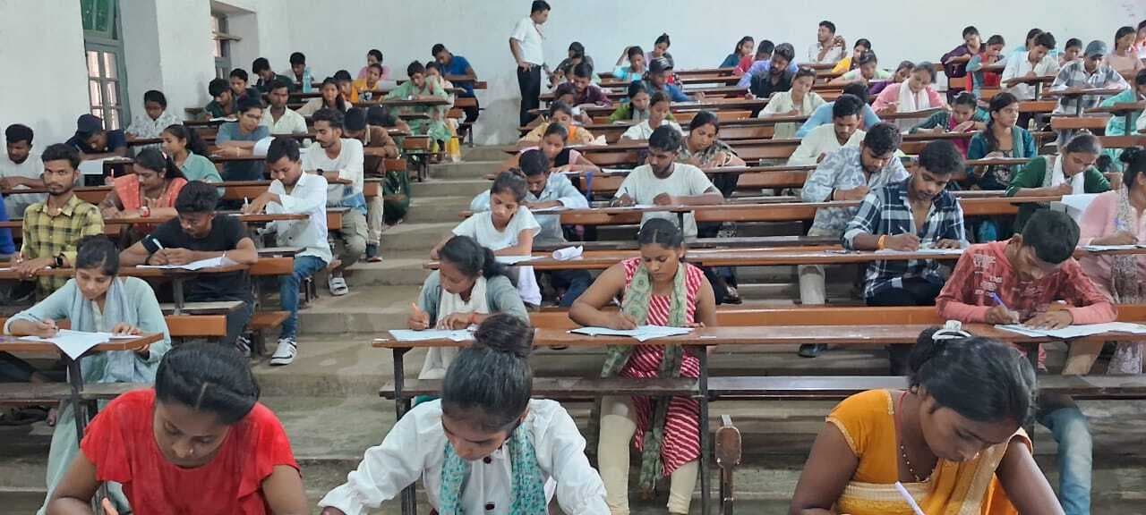 स्नातक सेमेस्टर-2 परीक्षा के पहले दिन कदाचार के आरोप में तीन परीक्षार्थी निष्कासित