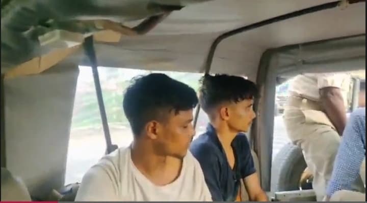 मोबाइल झपट भाग रहे दो अपराधी को ग्रामीणों ने दबोचा