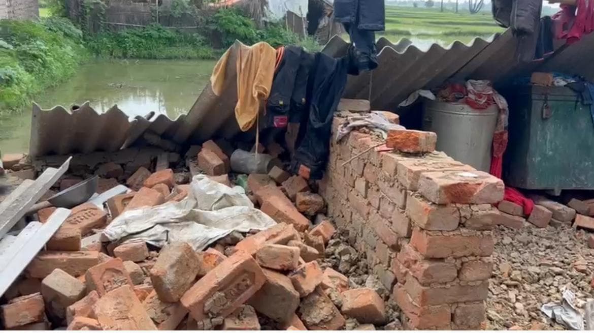 दीवार गिरने से चार लोग मलबे में दबने से घायल