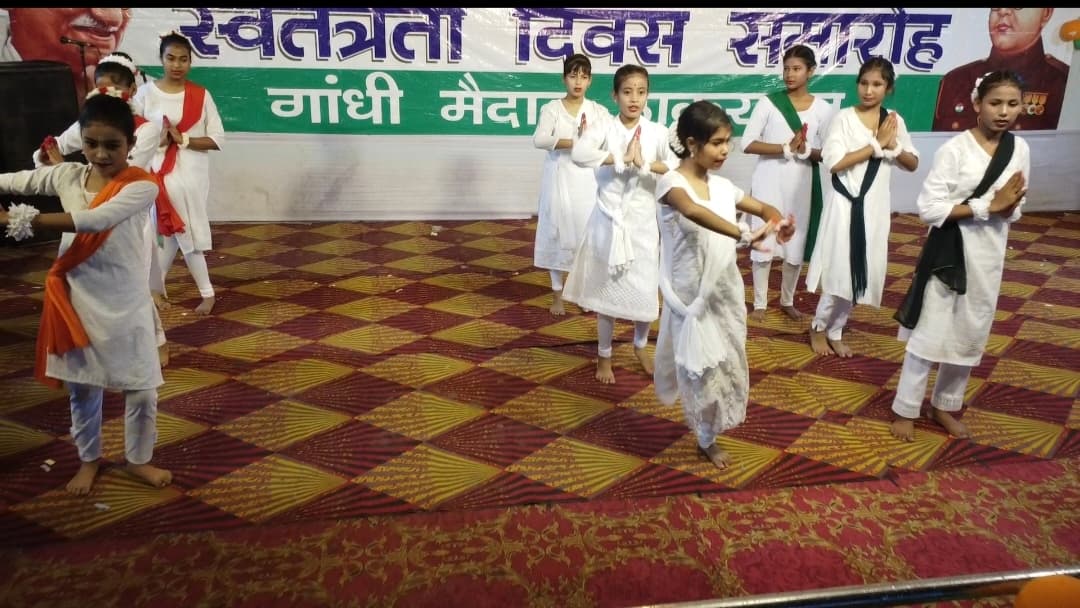 देशभक्ति गीतों पर नृत्य पेश कर नाटक का मंचन कर बच्चों ने मोह लिया मन