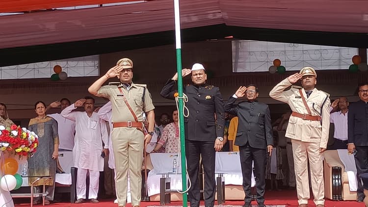 शान से अशफाक उल्ला खां स्टेडियम में लहराया तिरंगा, डीएम ने कहा जिला विकास के पथ पर अग्रसर