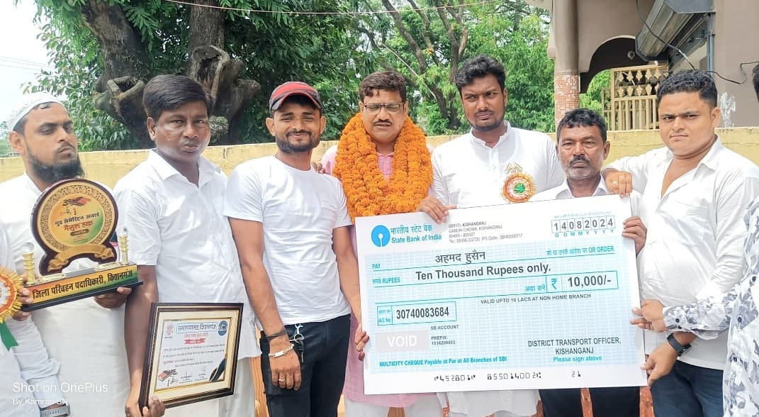 सड़क दुर्घटना में  घायलों को तत्काल अस्पताल पहुंचाने वाले पौआखाली के लल्लू  मुखिया व दो अन्य सम्मानित