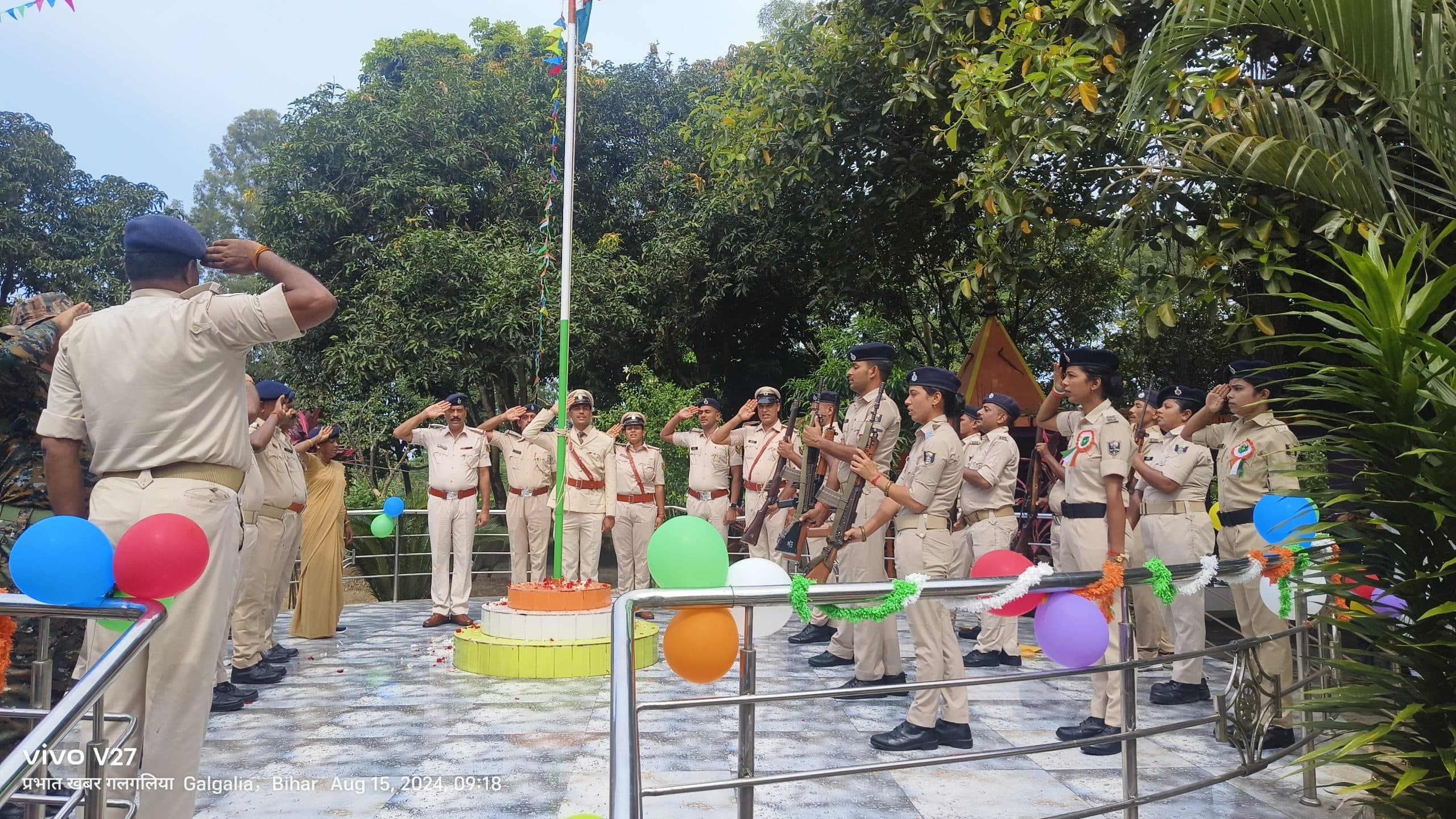 इंडो-नेपाल सीमा स्थित गलगलिया में विभिन्न संस्थानों में हुआ झंडोत्ताेलन, स्वतंत्रता सेनानियों को दी गयी श्रद्धांजलि